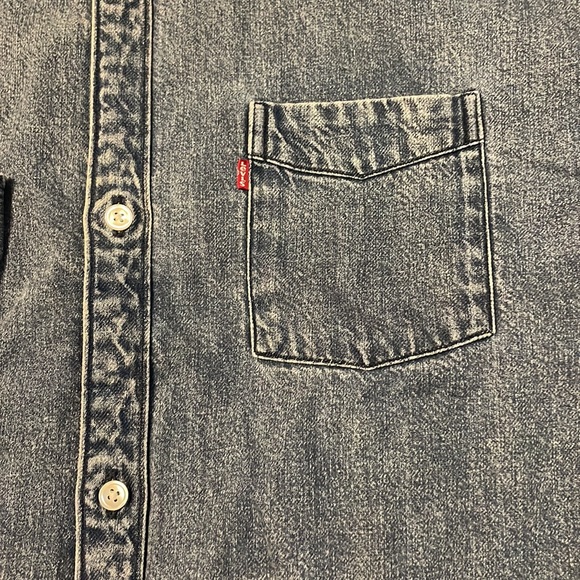 NWT LEVIS MEDIUM WASH OVERSIZED DENIM SHIRT - Picture 3 of 7